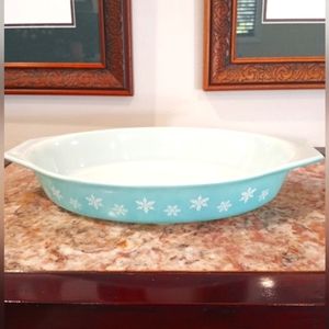 Vintage Pyrex Aqua Snowflake Casserole 12.5 in handle to handle. Excellent!